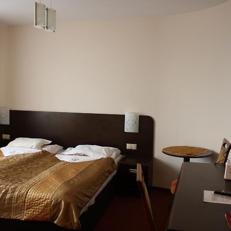 Hotel Pinocy Ledziny Exteriör bild