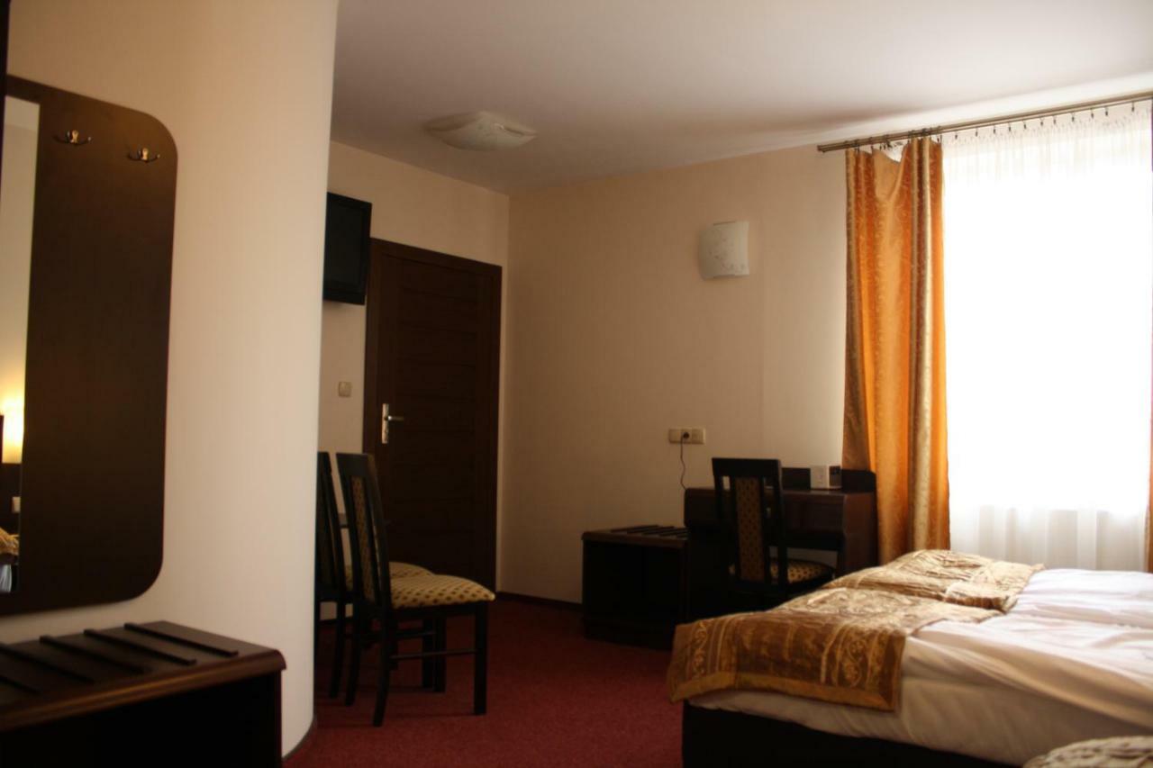 Hotel Pinocy Ledziny Exteriör bild