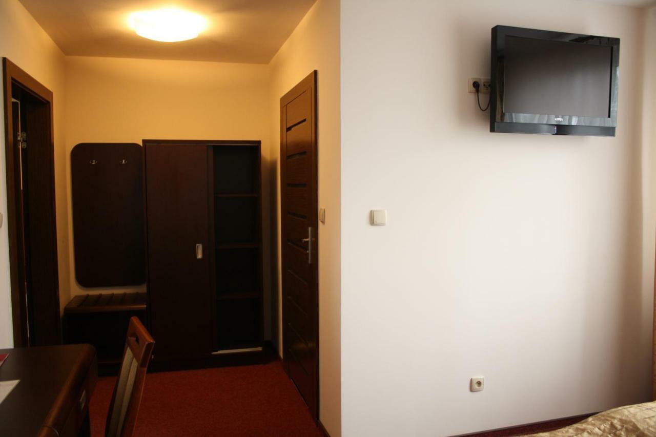 Hotel Pinocy Ledziny Exteriör bild