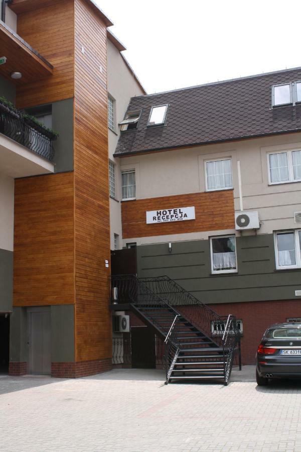 Hotel Pinocy Ledziny Exteriör bild