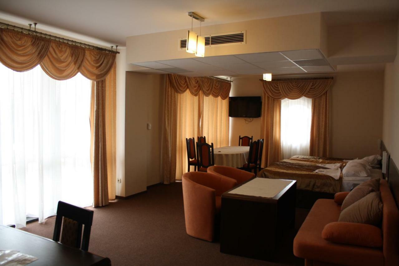 Hotel Pinocy Ledziny Exteriör bild